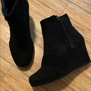 Black suede Toms wedges